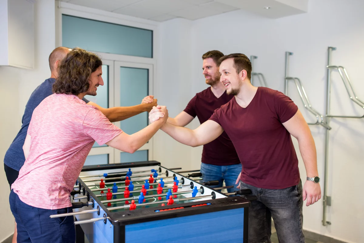 Lukáš oceňuje príjemný pracovný kolektív – msg life Slovakia Lukáš hrá so svojimi kolegami stolný futbal