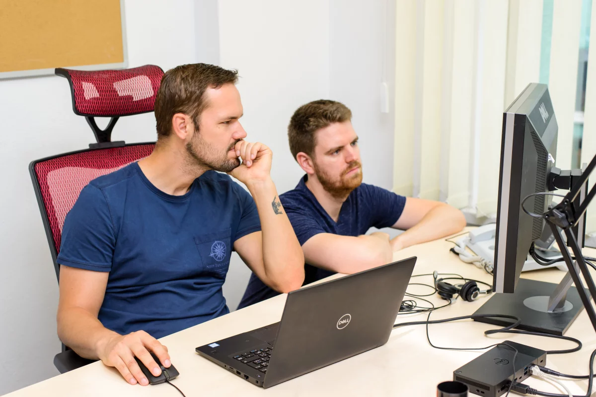 Vedúci tímu Lukáš – msg life Slovakia Lukáš z msg-life Slovakia sedí za počítačom a spolupracuje so svojim kolegom