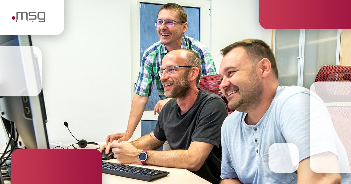 Die Programmierer im msg-Büro arbeiten hinter einem Computer