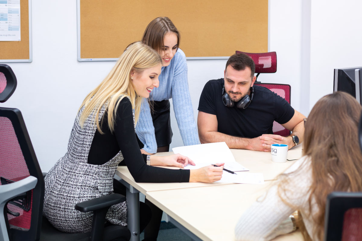 Práca v IT je najmä tímová, na projekte spolupracujú kolegovia z rôznych tímov – msg life Slovakia Praca programatora je timova