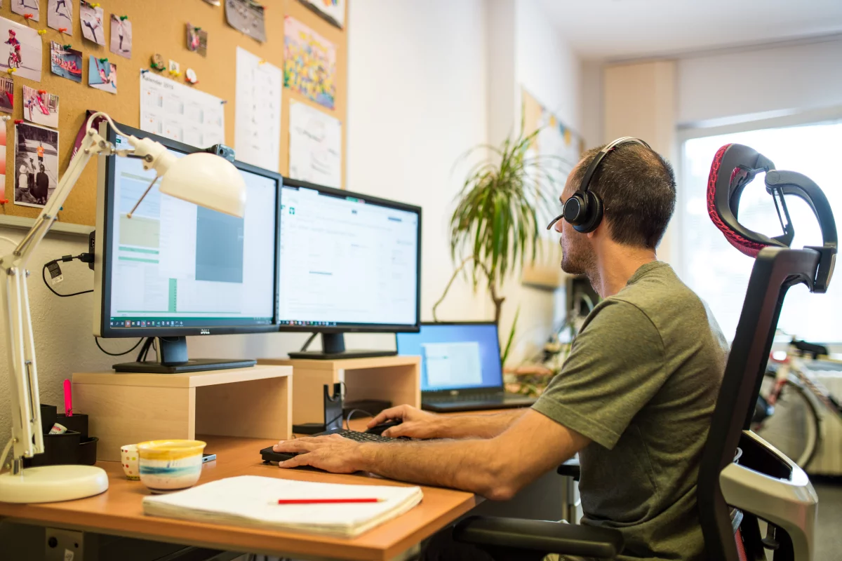 Databázový administrátor pri práci na počítači