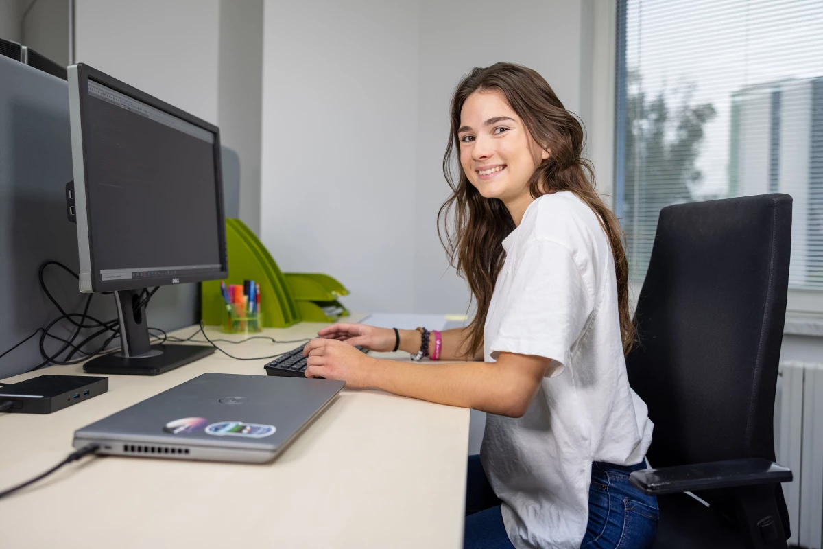 IT tester xénia sa usmieva za počítačom v kancelárii msg life slovakia