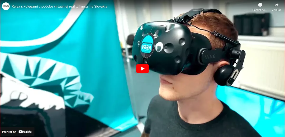 mladý muž pozerá do okuliarov virtuálnej reality