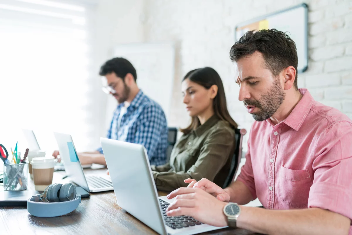 Skupina Selenium testerov pracujúca s nástrojom Selenium IDE