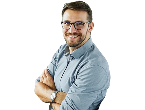 Mladý muž v modrej košeli IT technický projektový vedúci