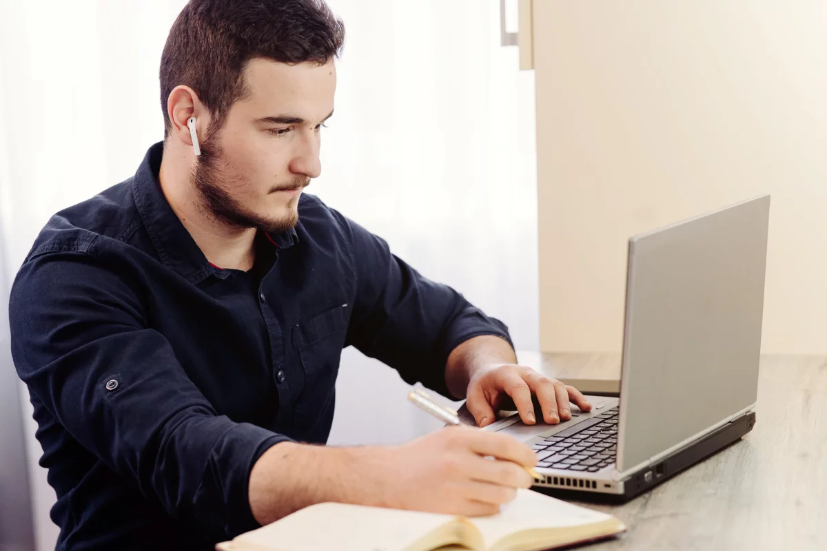 IT pracovník si zapisuje jeho dnešnú prácu do denníka