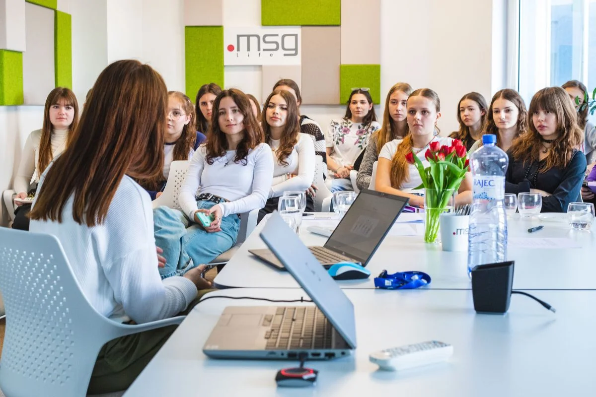 During Girl's Day, the girls attended several lectures given by successful female colleagues/IT experts