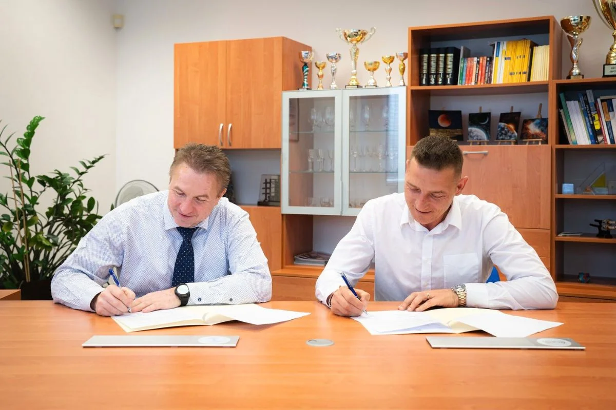 Zástupcovia msg life Slovakia a FRI UNIZA podpisujú partnerskú dohodu