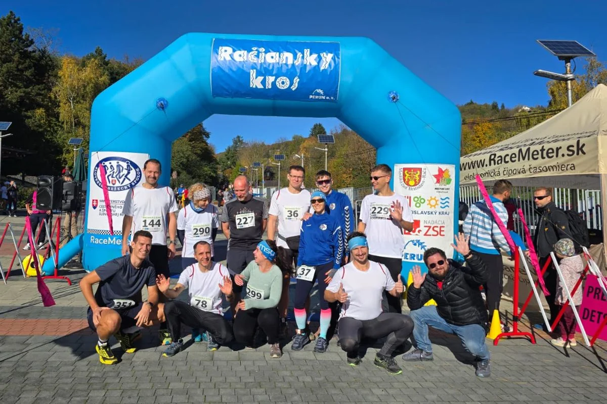 bezecke-podujatie-msg – msg life Slovakia Veľká skupina bežcov v športovom oblečení pózuje pred modrým nafukovacím štartovacím oblúkom na preteku.